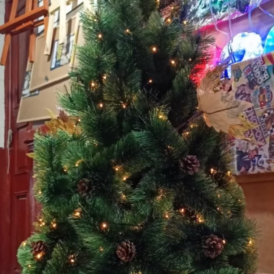 Árbol navideño nevado SemiCoposo de 1.5m Hogareño