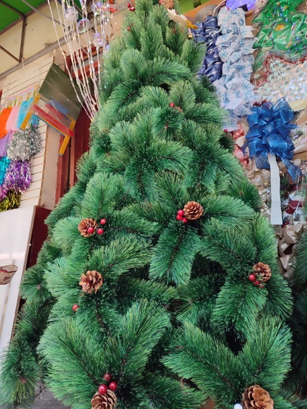 Árbol nevado con piñas y cerezas de 2.1m