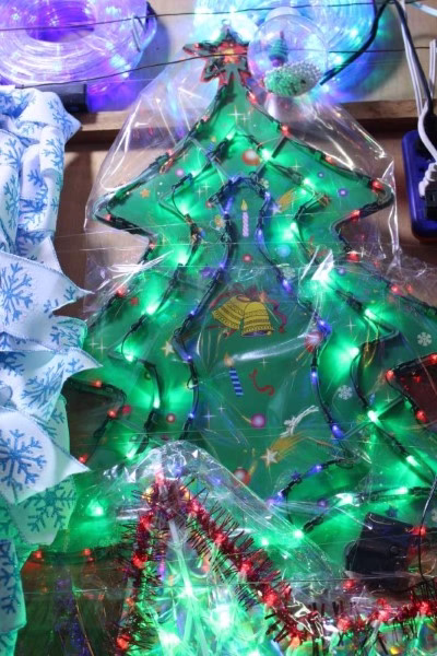 Árbol verde de cartón con luces led - Imagen 2