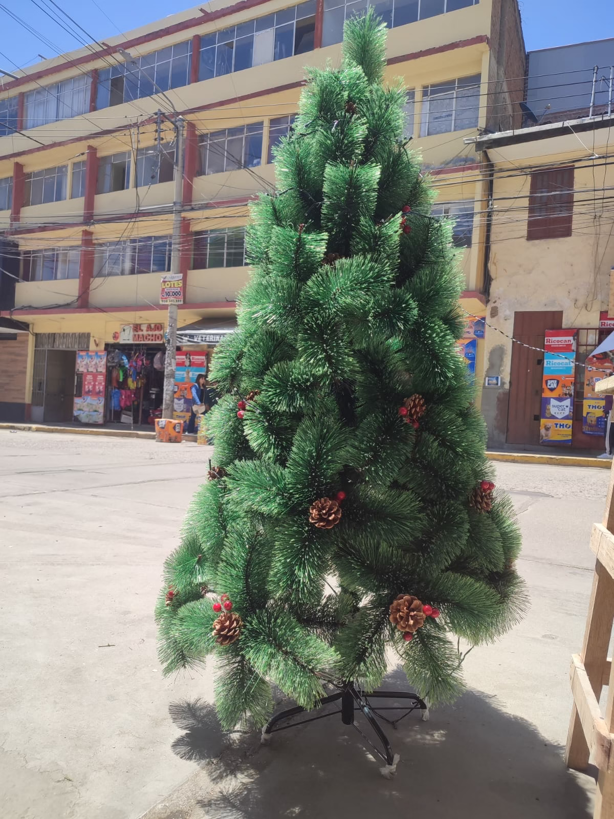 Árbol nevado con piñas y cerezas de 1.5m