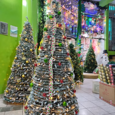Árbol navideño plegable nevado de 2.1m decorado verde y rojo