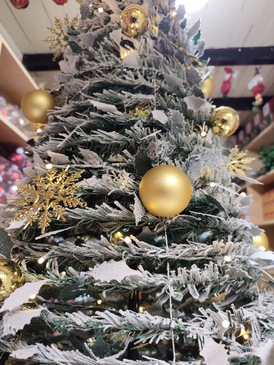 Árbol navideño plegable nevado de 2.1m decorado dorado - Imagen 2