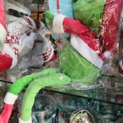 Grinch sentado con regalo