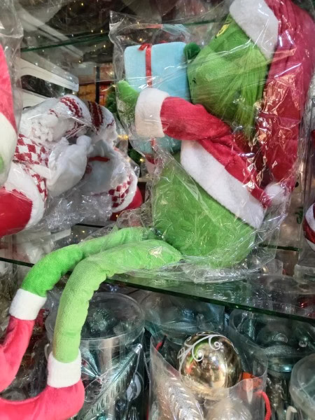 Grinch sentado con regalo